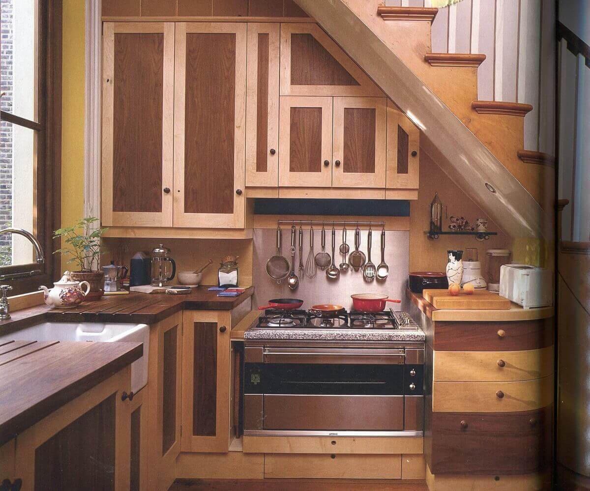 Фото кухонь под лестницей